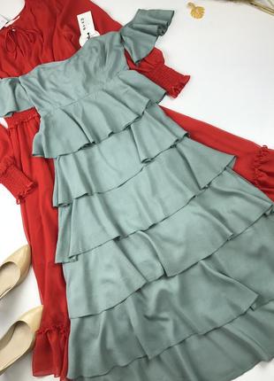 Романтична сукня приємного м'яка пам'ятного кольору з відкритими плечима