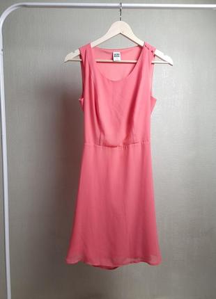 Яскраве рожеве плаття з відкритою спиною