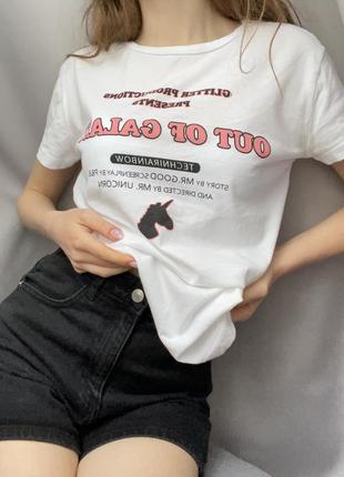 Футболка з написами і єдинорогом