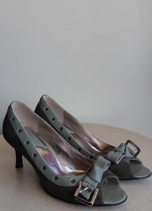 Босоножки ,  туфли с открытым носком цвета хаки с декором