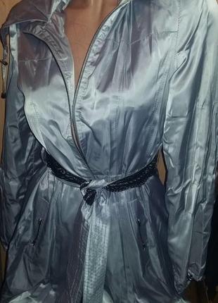 Красивый серебристый плащ с кружевом