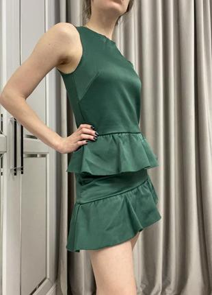 Короткое зелёное платье с баской2 фото