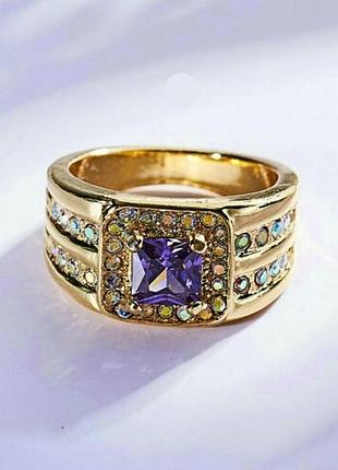Розкішний чоловічий жіночий унісекс перстень під золото з фіолетовим каменем і стразами