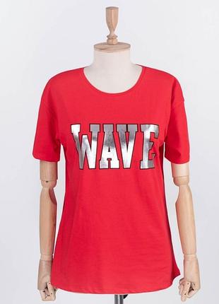 Стильная красная футболка с надписью серебро