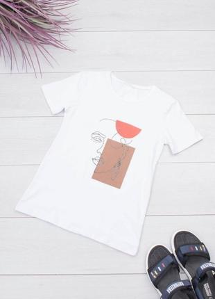 Стильная белая футболка с рисунком принтом девушка1 фото