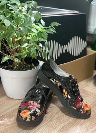 Жіночі туфлі на плоскому ходу