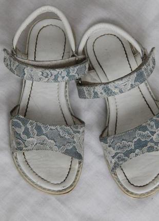 Красивые кружевные босоножки 32 размер