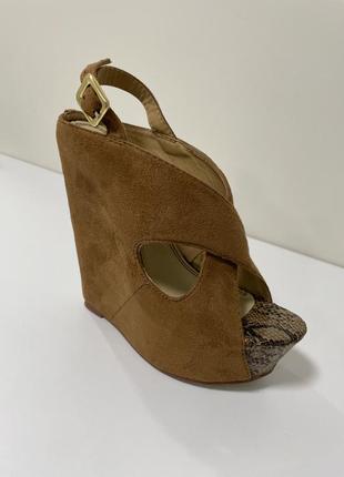 Босоніжки на платформі