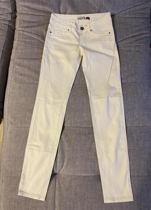 Белые джинсы skinny