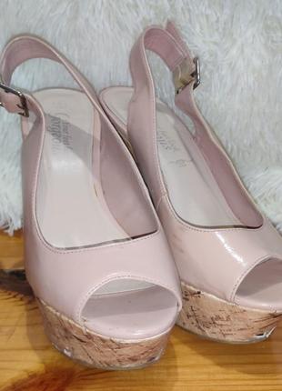 Босоніжки, туфлі