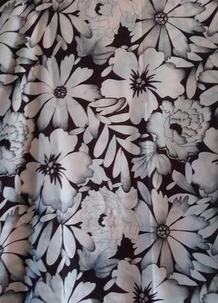 Отрез легкой черной с белыми цветами ткани.