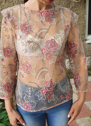 Очень красивая блуза из прозрачной сетки с вышитыми крестиком розами.