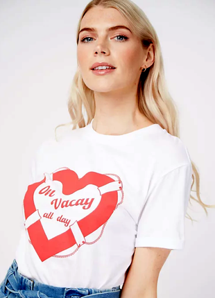 Белая футболка с надписью и в принт сердце1 фото
