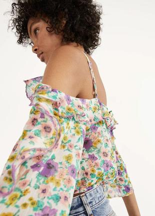 Блуза в цветочный принт открытые плечи на тонких бретелях с рюшами воланами оборками bershka3 фото