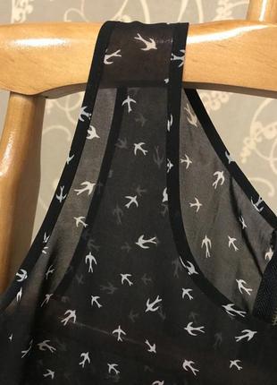 Дуже гарна і стильна брендовий блузка в пташок.