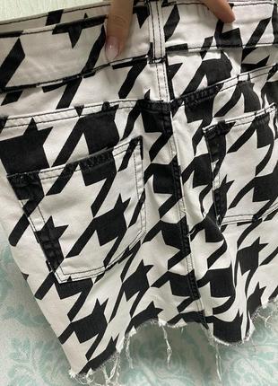Джинсовая черно белая короткая юбка с поясом и необработанным краем7 фото