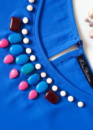 Блуза электрик синяя блузка с ожерельем блуза с декором из камней бусин6 фото