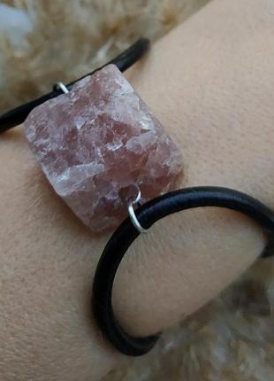 Кожаный браслет с необработанным камнем "клубничный кварц"
