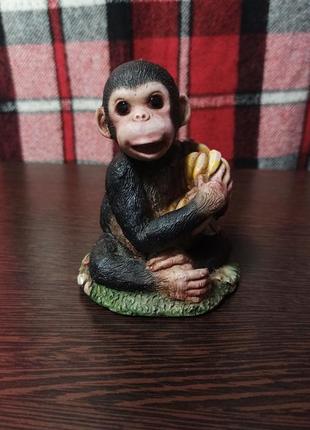 Статуэтка обезьяна с связкой бананов.2 фото