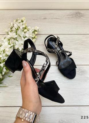 Босоніжки на невисокому каблуку