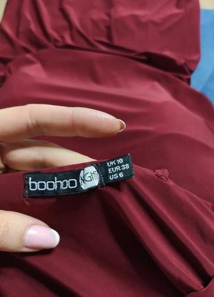 Boohoo платье бордо бордовое марсала винное жатое с поясом миди по фигуре7 фото