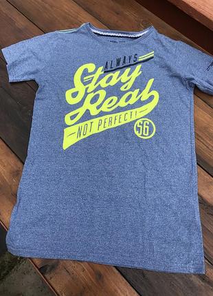 Футболка з яскравим надписом