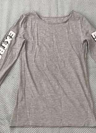 Кофта сіра з написами на рукавах