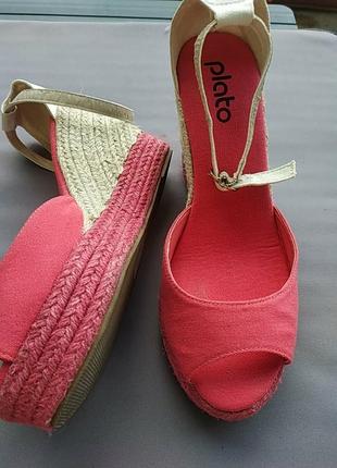 Plato майже нові босоніжки