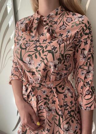 Платье персиковое в цветок, пояс в комплекте2 фото
