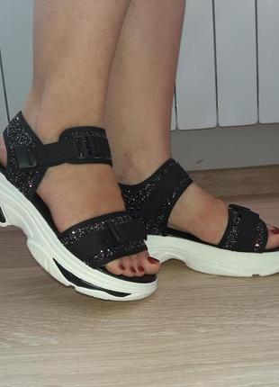 Сандалі сандалі на платформі з паєтками виглядають супер
