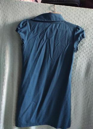 Темно-бирюзовое платье с ассиметричным воротником и коротким рукавом3 фото