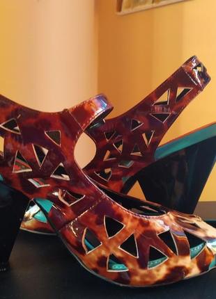 Стильні шкіряні босоніжки