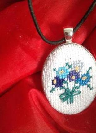 Кулон с микровышивкой "голубые цветочки"