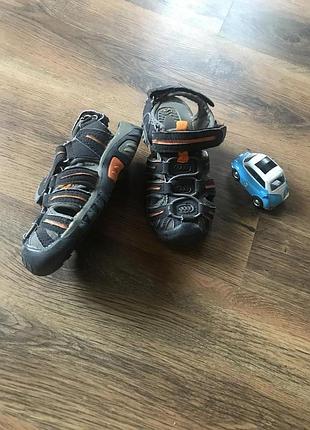 Босоніжки із закритим носком