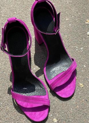 Замшевые босоножки ручной работы с узкой шлейкой на каблуке