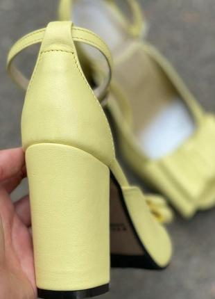 Кожаные босоножки с открытым носом на каблуках2 фото