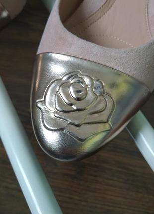 Итальянские новые замшевые туфли пудрового бежевого цвета ортопедическая колодка стелька брендовые taryn rose золотой носок3 фото