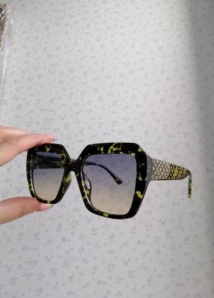 Эксклюзивные брендовые солнцезащитные женские очки 2021 зелёные с салатовыми вкраплениями3 фото