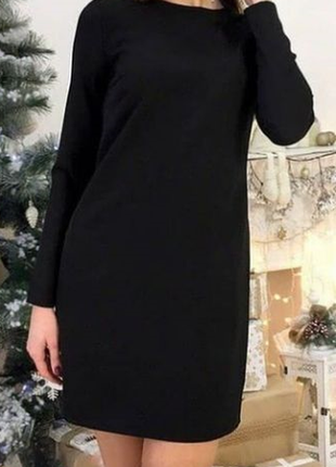 Чорна коротка сукня з довгим рукавом