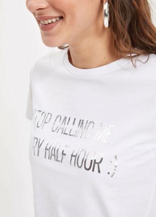 Белая женская футболка defacto  дефакто с принтом stop calling me every half hour)4 фото