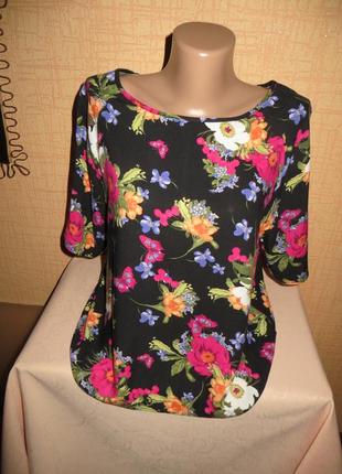 Яркая летняя блуза в принт цветы .