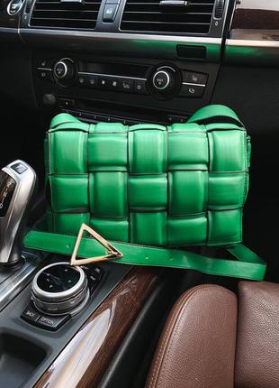 Женская зеленая изумрудная кожаная сумочка bottega veneta на ремешке