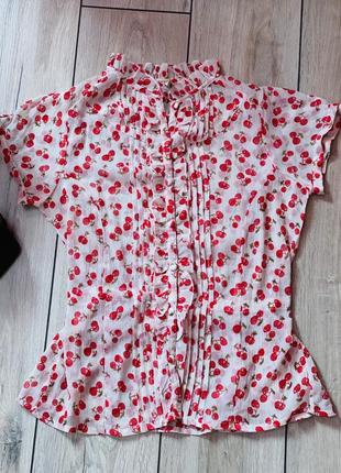 Шифоновая блузка в вишеньки.