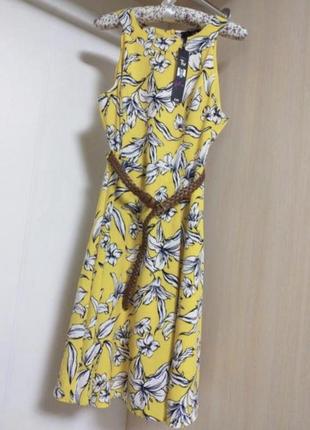 Яркое желтое платье с поясом в принт белые лилии3 фото