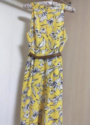 Яркое желтое платье с поясом в принт белые лилии6 фото