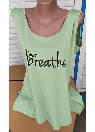 Стильная майка нежного салатового цвета с разрезами