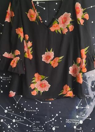 Блузка чёрная с цветами