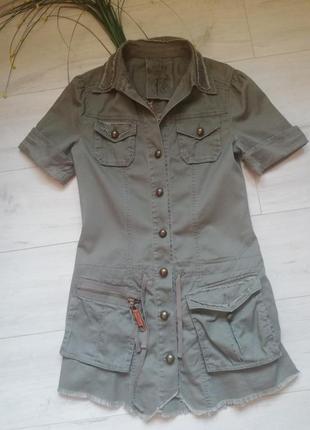 Сукня з вишивкою на спині