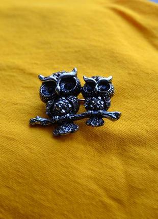 Мила гарна брошка у вигляді сови з совенком сидячих на гілочці у стразах