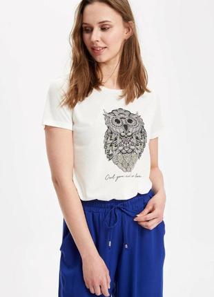 Біла жіноча футболка defactoдефакто з різнобарвною совою